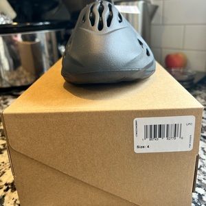YZY FOAM RNNR (Yeezy Foam Runner) size 4